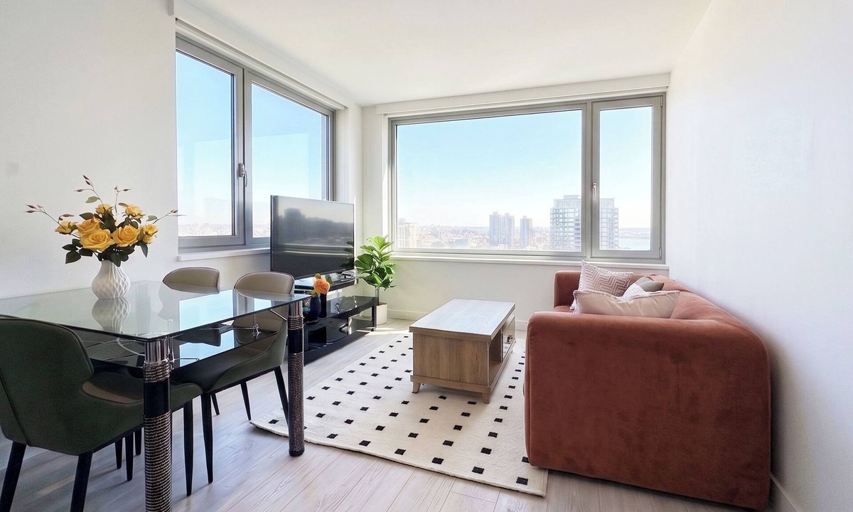 Renfrew-Collingwood Apartment | Modern 3br 2bt apartment 5 minute to Joyce SkyTrain & Street parking available