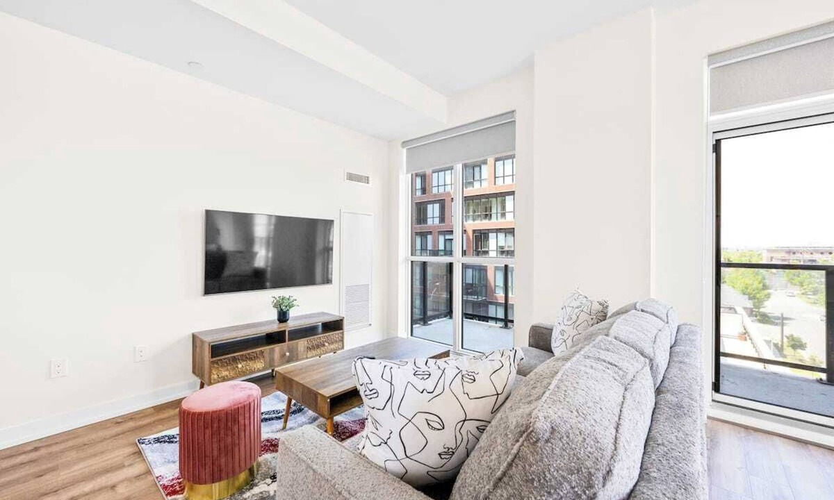 Harwood Hotel | Modern 3BR+Den Balcony Near High Park