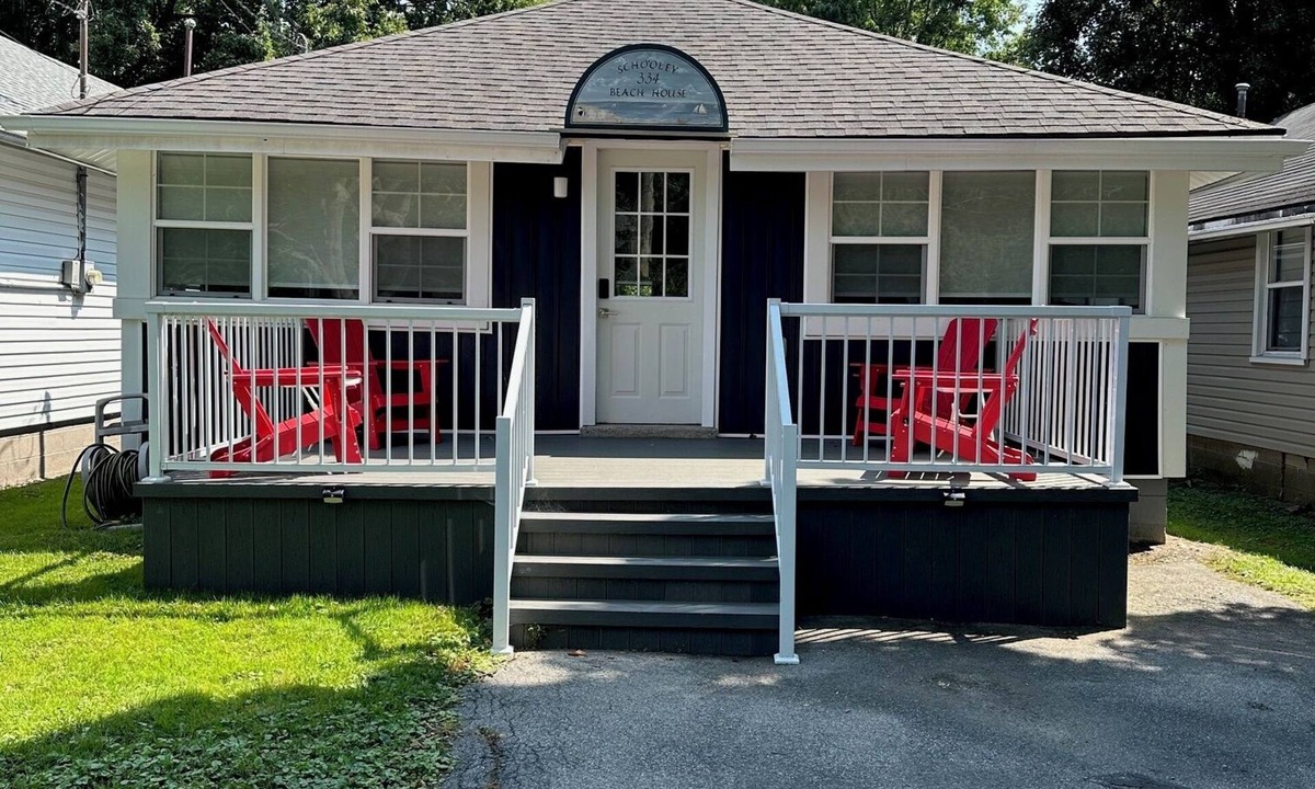Crystal Beach House | Modern 3BR Home near the Beach w/A/C +WiFi +Free Parking +Deck w/BBQ