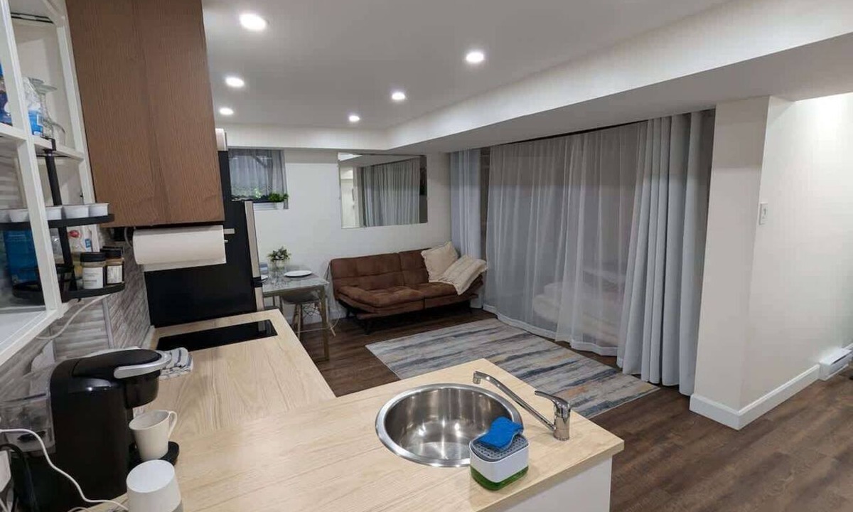 Cote-Des-Neiges—Notre-Dame-De-Grace Apartment | Modern Basement Studio w/Kitchen, Free Parking