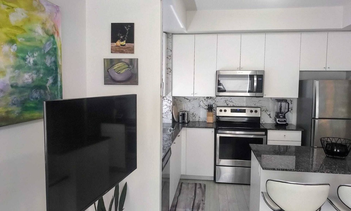 Woodbridge House | Modern Boutique Townhome Vaughan, Woodbridge 20 minutes to Airport & Attractions