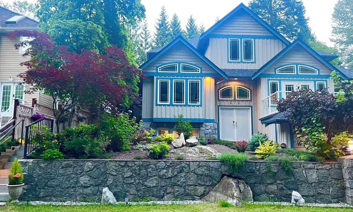 Lynn Valley House | Modern, Cozy Suite Near Nature, Trails, & Attractions