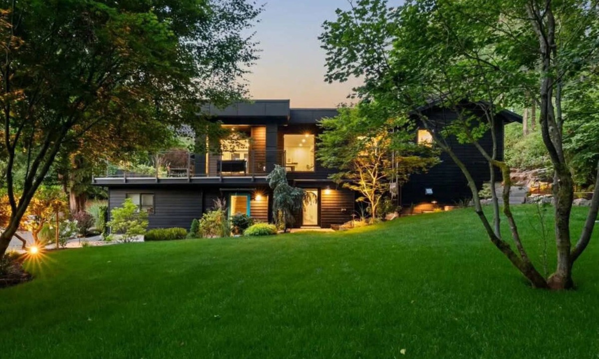 Deep Cove House | Modern Deep Cove - sleek design, peaceful vibes, in your own slice of paradise.