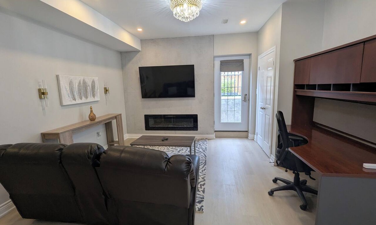 Whitby House | Modern Designer Suite — Minutes to Thermëa Spa & Highways 407, 401 and GO