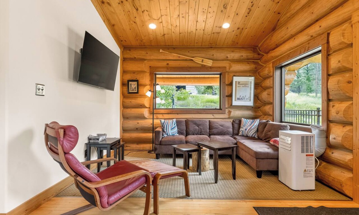 East Kootenay Cabin | Modern Farm Chalet. 10-Min Drive to Koocanusa