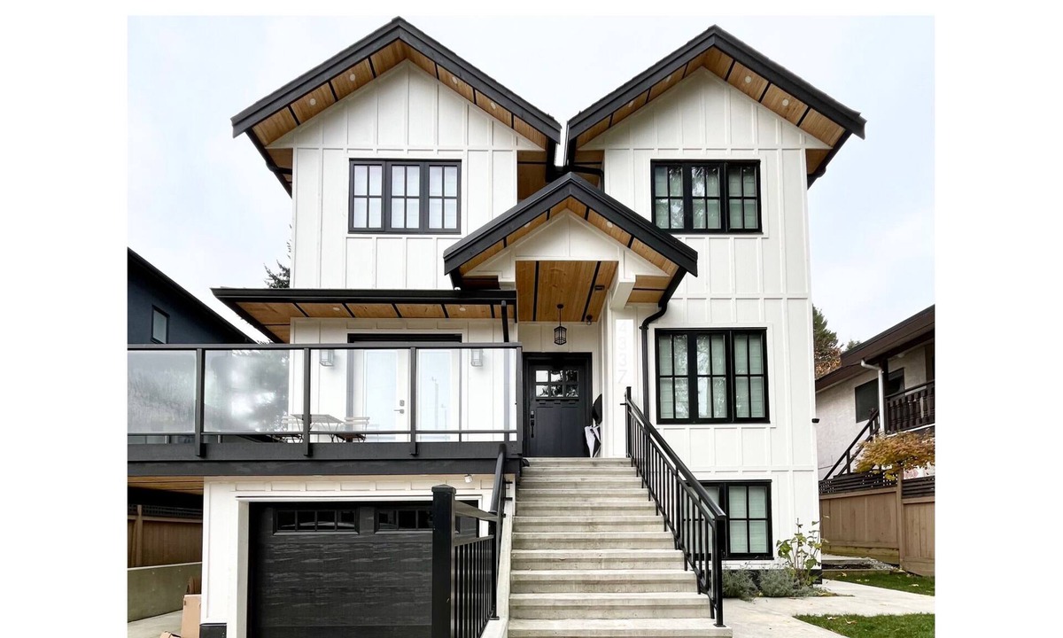 Burnaby House | Modern Farmhouse by Deer Lake | Sleeps 10 | Central AC | Wedding‑Friendly