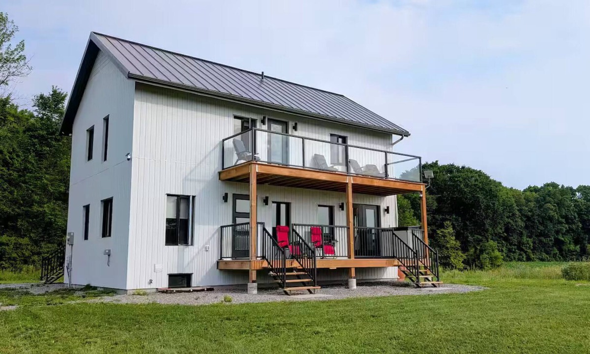 Lyndhurst House | Modern Home on 36 Private Acres | Dark Skies & Stargazing | Rideau Lakes
