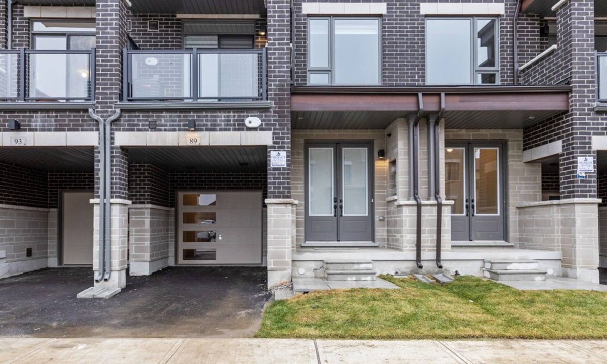 Vaughan House | Modern Home With Parking Near Canada's Wonderland!