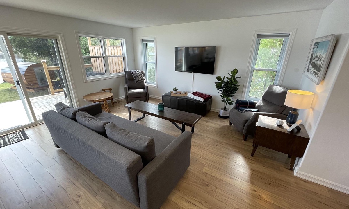 Sudbury Cottage | Modern lake house 20 minutes from the city.
