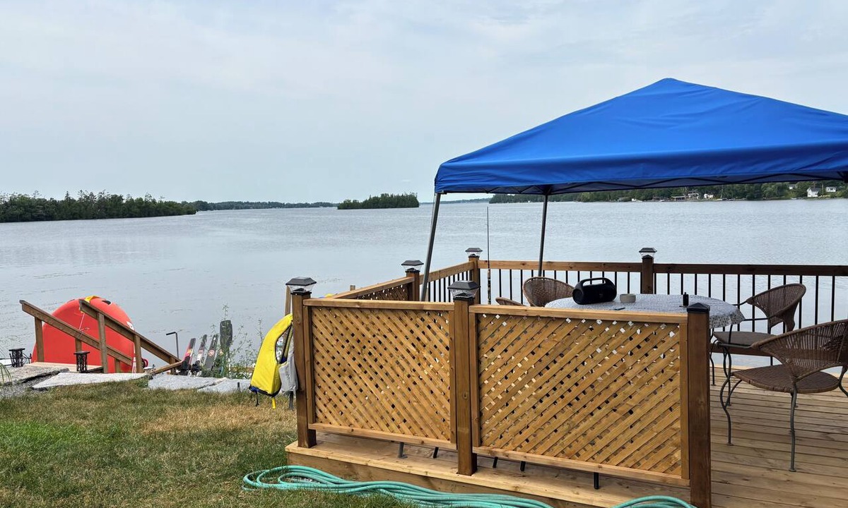 Selwyn Cottage | Modern lakefront island view cottage