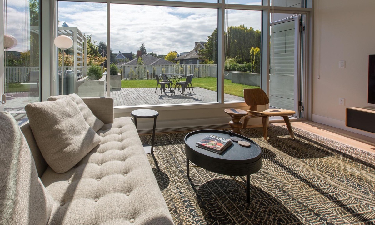 Fairfield Condo | Modern Luxury on Beacon Hill Park by Victoria Prime!