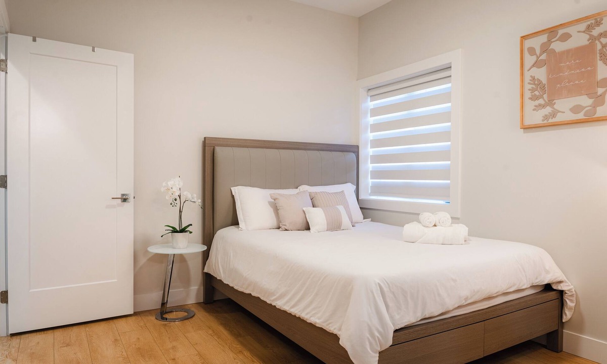 Canyon Heights Apartment | Modern Mountain Retreat - North Vancouver Escape