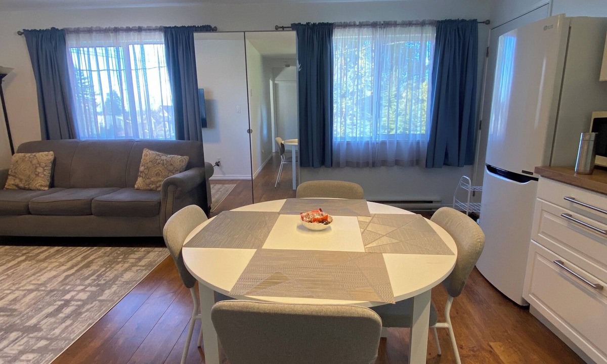 Central Lonsdale House | Modern North Van Suite w/Free Parking & Transit