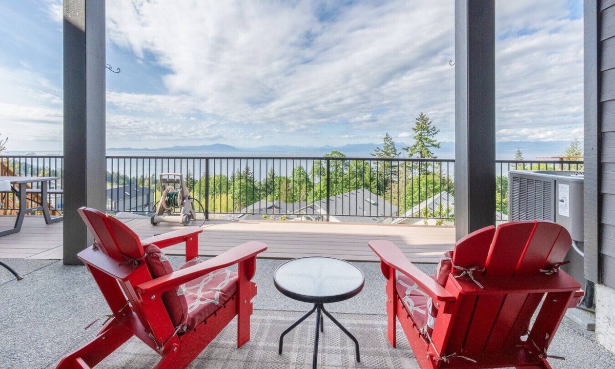 Regional District of Nanaimo House | Modern Oceanview 2BR Suite with Patio & Private Entry Nanaimo Retreat