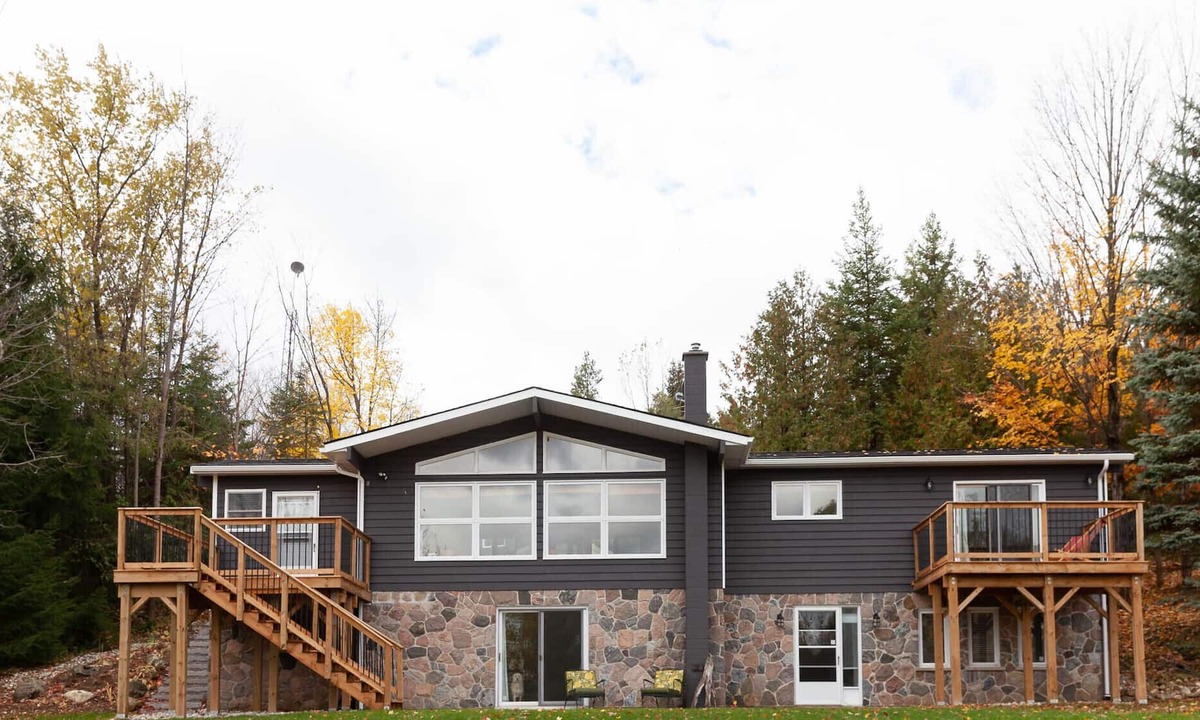 Glen Huron Ski Chalet | Modern Private Family-Friendly Chalet Near Walking Trails - Monthly Available