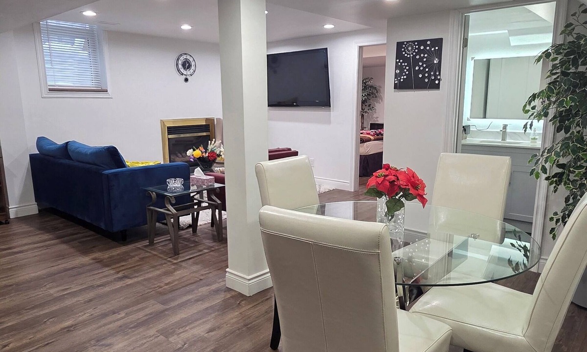 Hurontario House | Modern private suite | Full kitchen