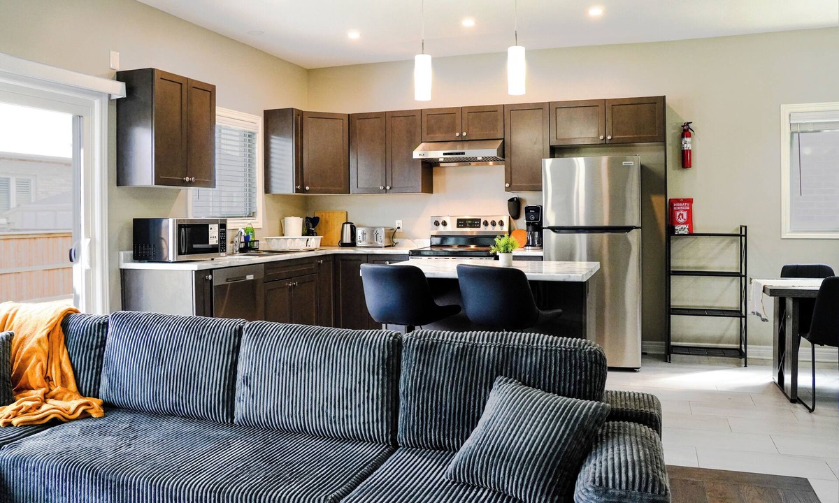 Niagara Falls House | Modern Spacious Home Near Niagara Falls | Free Parking + Fast WiFi
