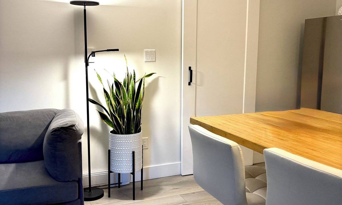 Departure Bay House | Modern stylish 1 bdrm garden suite with laundry close to ferries and hospital