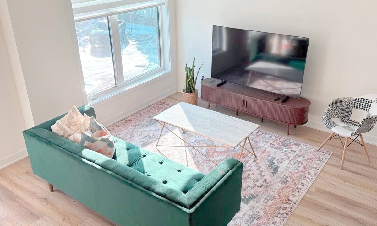 Pickering House | Modern Townhome w Parking: 10 min to Boardwalk · Spa · Zoo