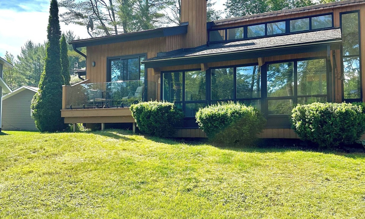 Severn Bridge Cottage | Modern Waterfront Cottage Retreat w/Sauna, games room, kayaks