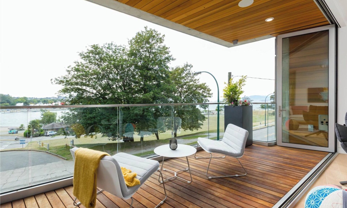 West End Apartment | Modern Waterfront Residence on Sunset Beach
