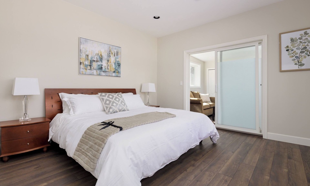 Richmond City Centre Apartment | Mordern 1 BR Suite . Living Room. Private Bath. Free Parking.AC .Near YVR