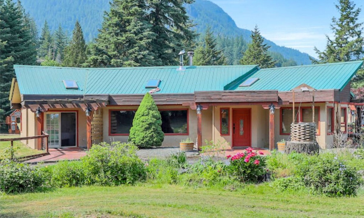 Hope House | Mountain Side Cabin In Hope! For Families & Parties
