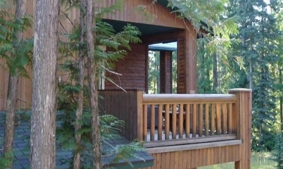 Fernie House | Mountain Side Ski-in Cabin w/Private Hot Tub - 5 Min. Walk to Chairlift