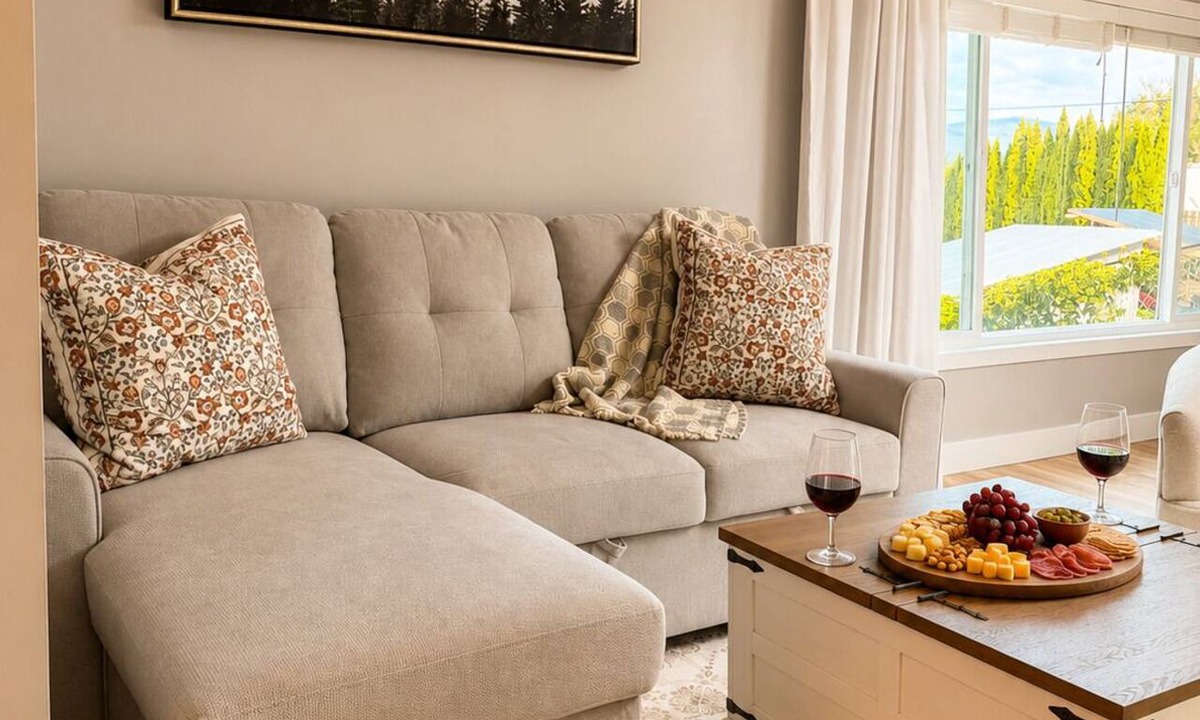 Central Okanagan House | Mountain Views - Sleeps 4 - Pet Friendly - Close to Wineries and Beaches