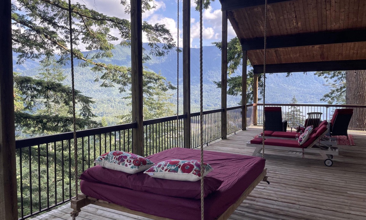 Cultus Lake House | Mountaintop retreat with panoramic views 10 minutes from Cultus Lake.