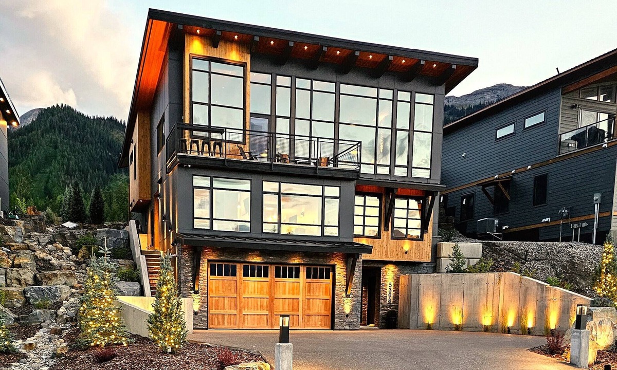 East Kootenay Ski Chalet | Mtn Spa Retreat | Sauna + Cold Plunge I Ski In/Out