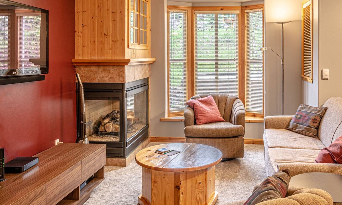 Sun Peaks Condo | Multi Level Condo Close to Village | Access to Ski-Out Trail | Private Hot Tub | Fireplace