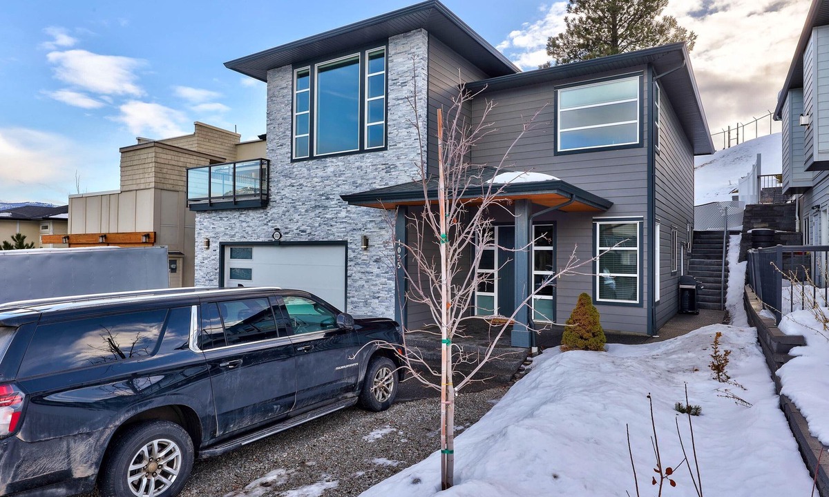 Kamloops House | "Luxury Redefined: Modern Suite with Hillside Serenity and Central location."