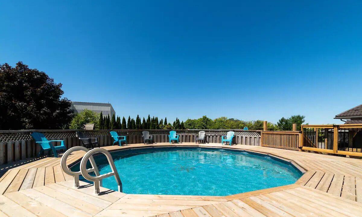 Thames Centre House | n5 Bedroom Private Villa! Heated Pool, HotTub, Fire Pit, Games Room!