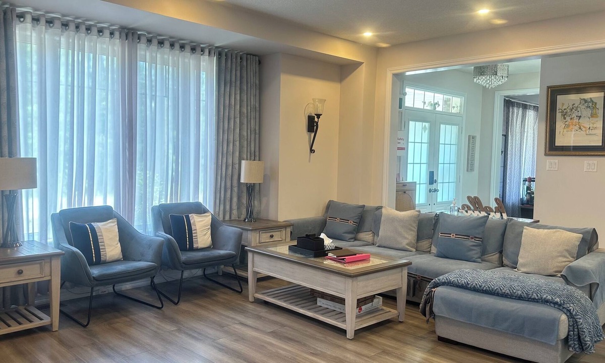Niagara Falls House | Near 3m Costco plaza. 5m to Walmart Close QEW highway. 8m way to Niagara Falls.