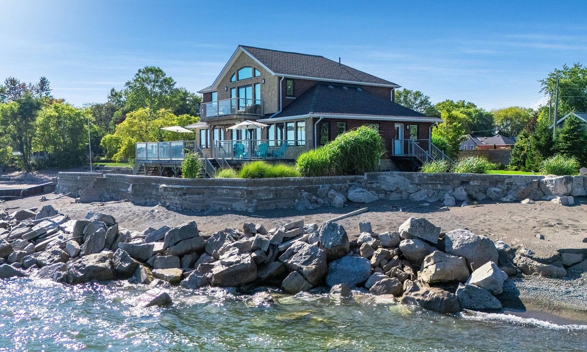 Wheatley House | Near Point Pelee | 6BR Luxury Estate + Beach