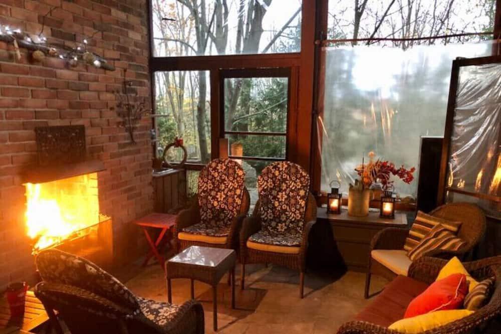 London Apartment | Nestled in nature; 2BD apt. in artist & writer's home