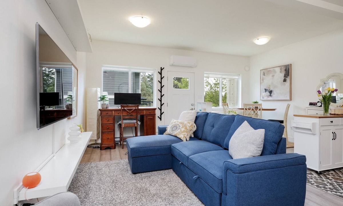 Langford House | NEW 2BR Victoria Suite: Family, Pet, Work-Friendly