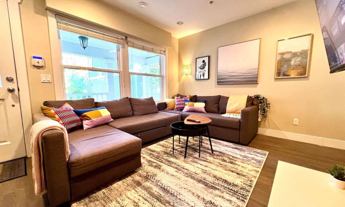 Kensington-Cedar Cottage House | *NEW:4BR Townhouse|King Bed