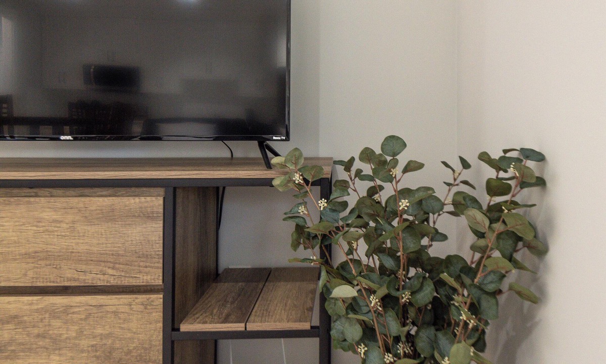 Duncan House | New and spacious suite close to town, attractions and hospital