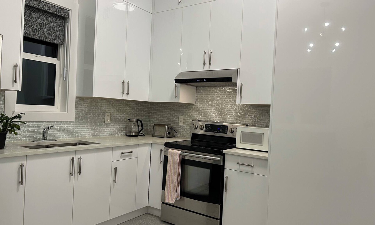 Guildford House | NEW Cozy Modern 1BR Suite in Guilford North Surrey