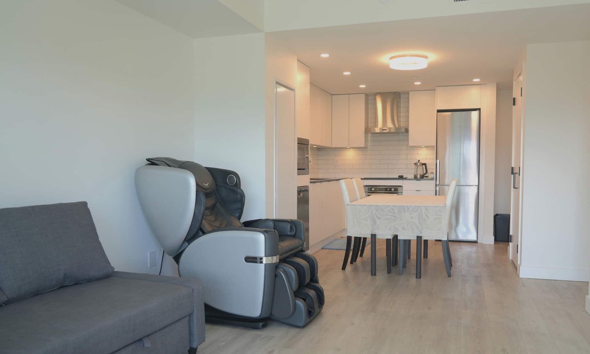 Downtown Kelowna Condo | New DT Condo King Bed, Massage Chair, Lake Access @Brooklyn 1711