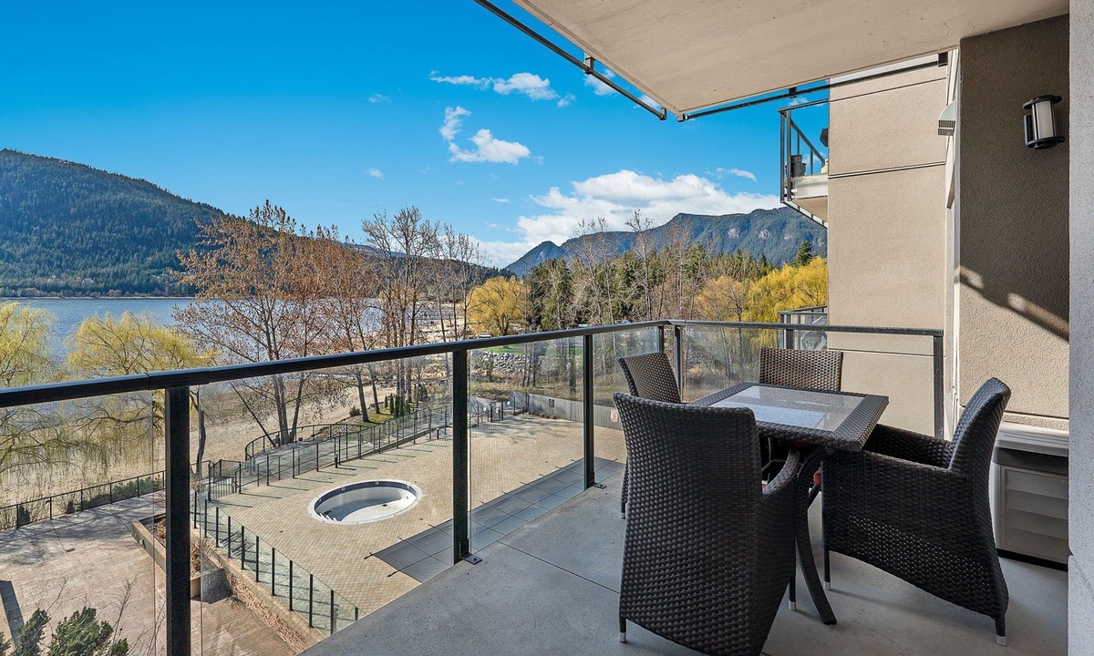 Sicamous Condo | NEW Large Lakefront condo with boat slip. pool, gym *Lakeview and large balcony*
