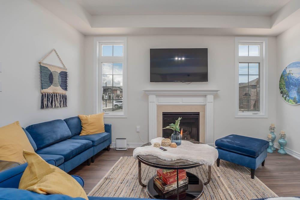 Watertown House | New Lux home! Vibrant Suburban Retreat