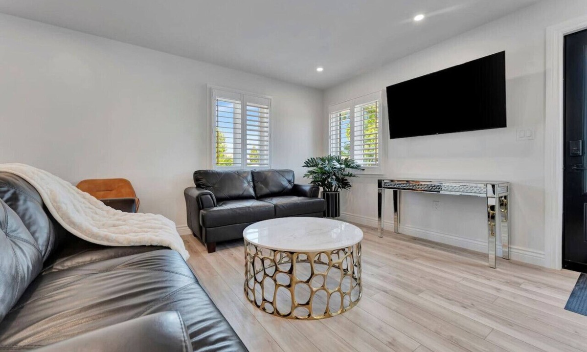 Port Dover House | NEW! Luxury 3BR - 5 minutes to Port Dover Beach