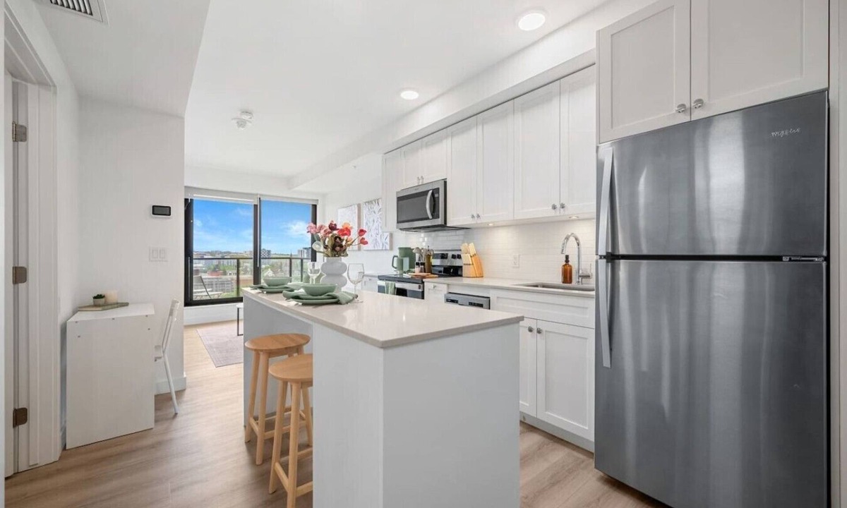 Crescent Heights Apartment | NEW | Mins to Saddledome | Rooftop Patio | UG Park