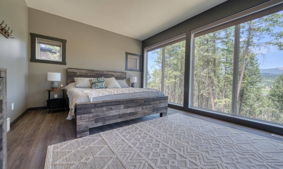 Wardner Cabin | New modern cabin in the woods at Lake Kookanusa and near Fernie and Kimberly