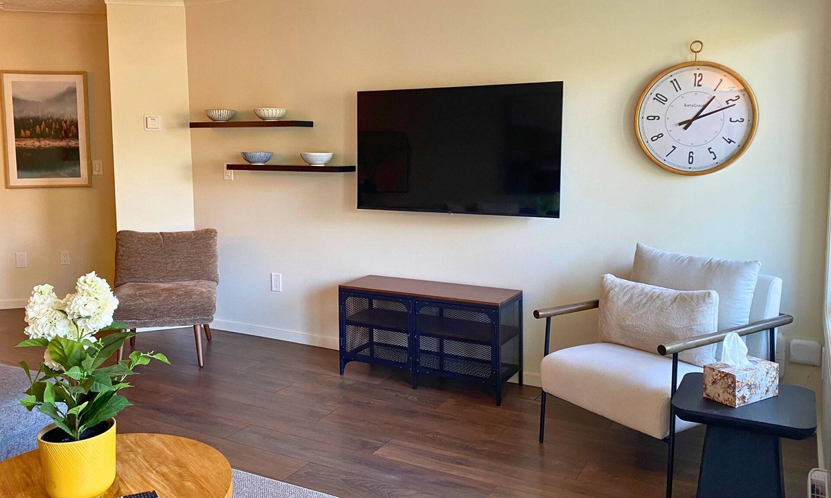 Fairfield Condo | New! Spacious 1BR Cook St Village Condo w/Parking