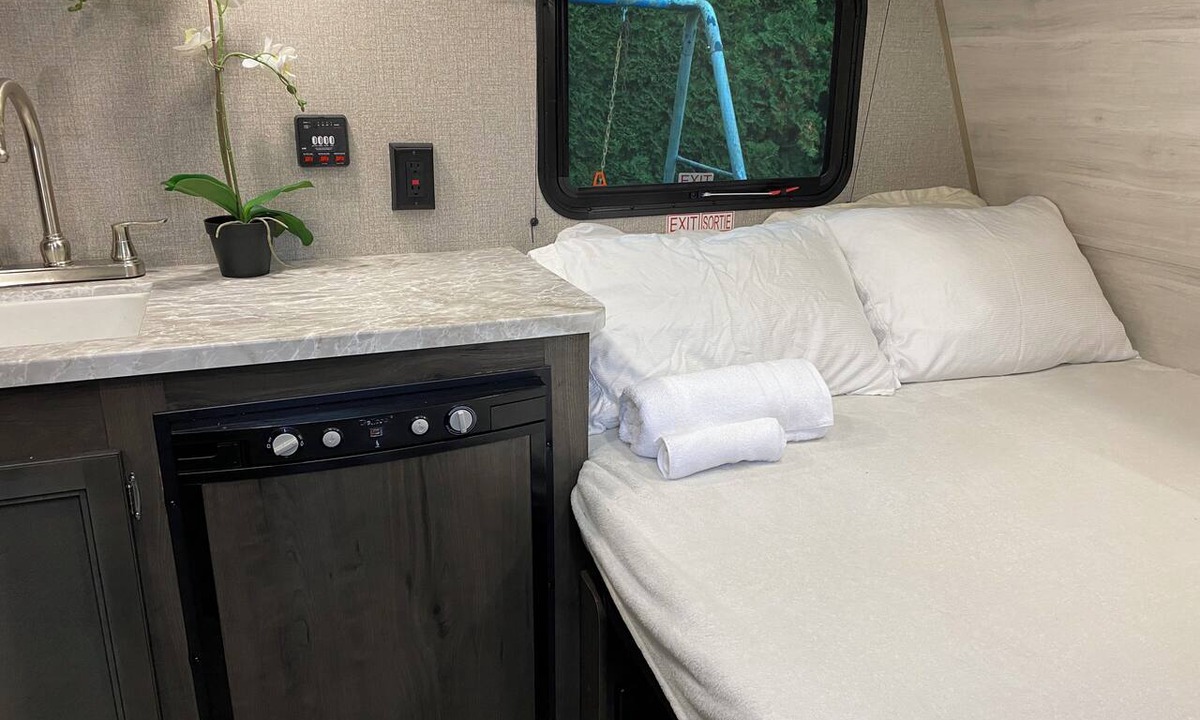 Aldergrove House | New trailer with queen bed, air-con in Aldergrove, safe &quiet, privacy