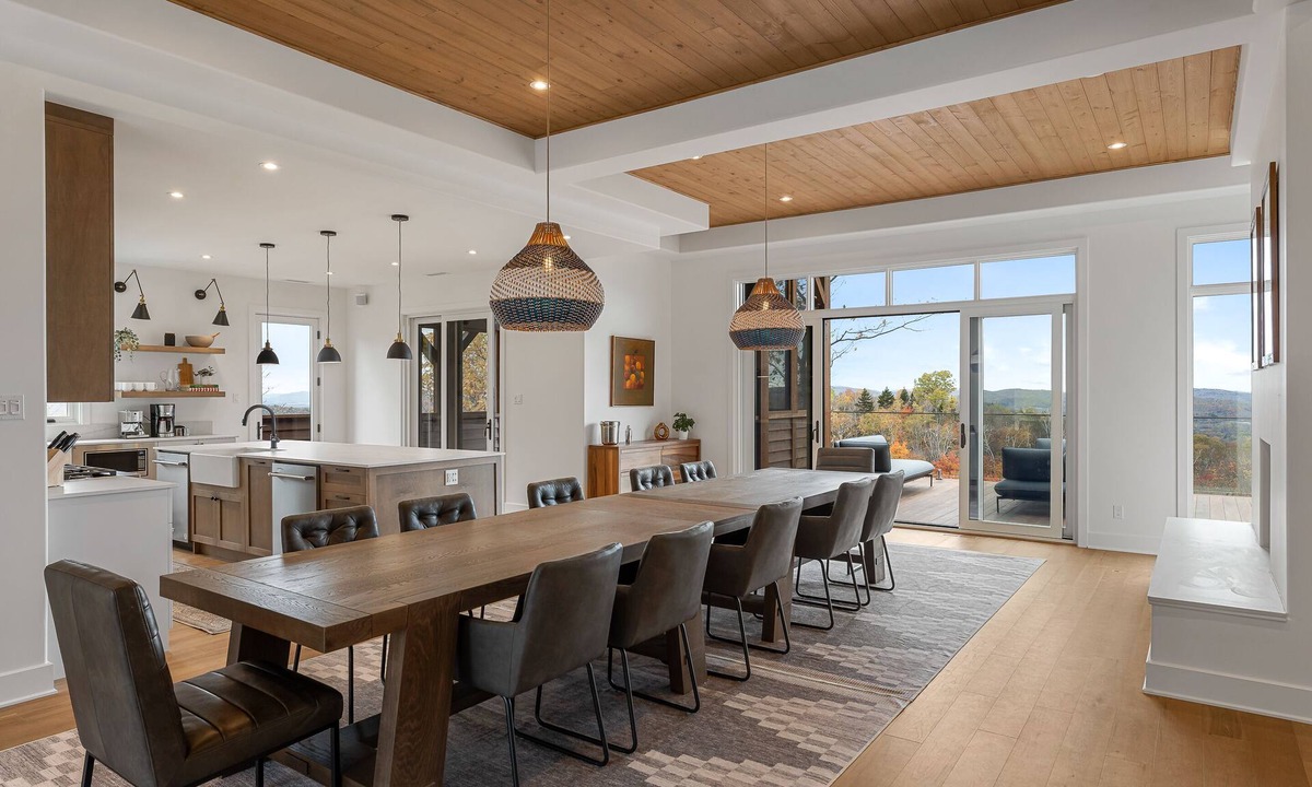 Versant Soleil House | NEW! Villa Panorama | Heated Pool & Hot Tub | Ski-in/Ski-out Walk | EV Charger & Conference Room